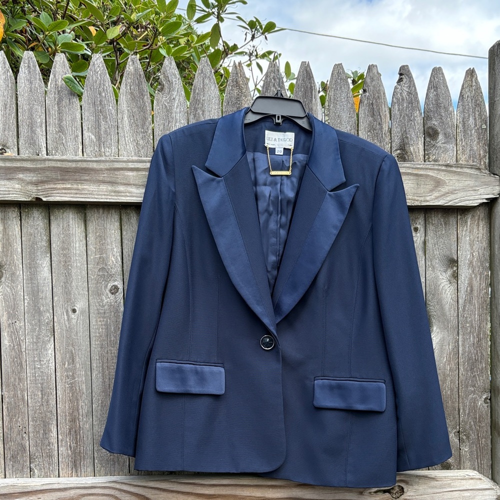Lily & Taylor size 20 gorgeous navy wide lapel blazer!!